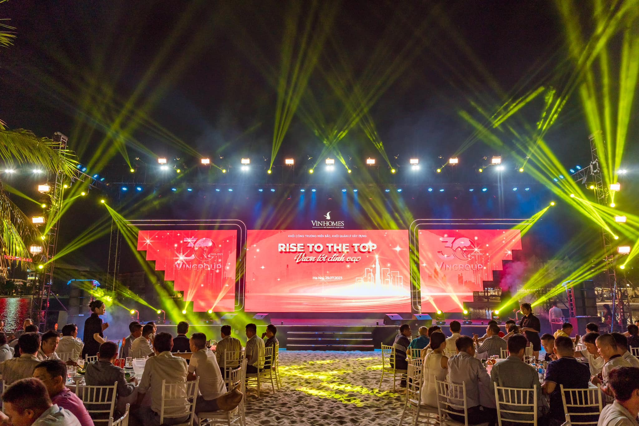 VINHOMES: “RISE TO THE TOP – VƯƠN TỚI ĐỈNH CAO”